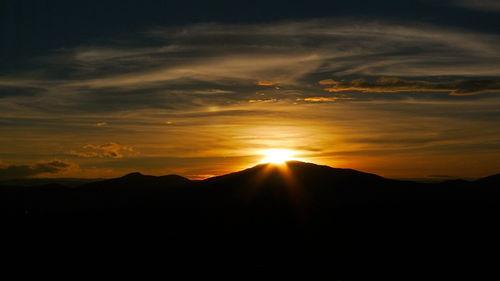日落西山打一正确生肖?积极解释与落实的转变