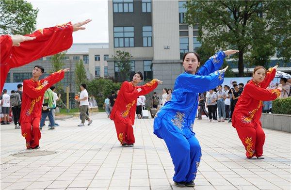 斩断旧念，迎接新生，一刀两断与生肖鼠的积极转变