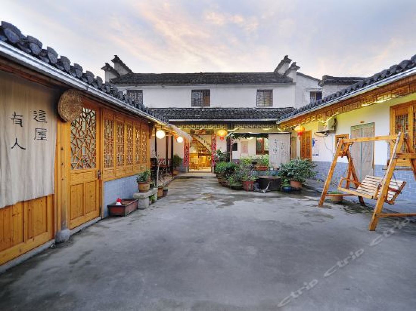 青堂瓦舍，生肖之谜与人生哲理的交织