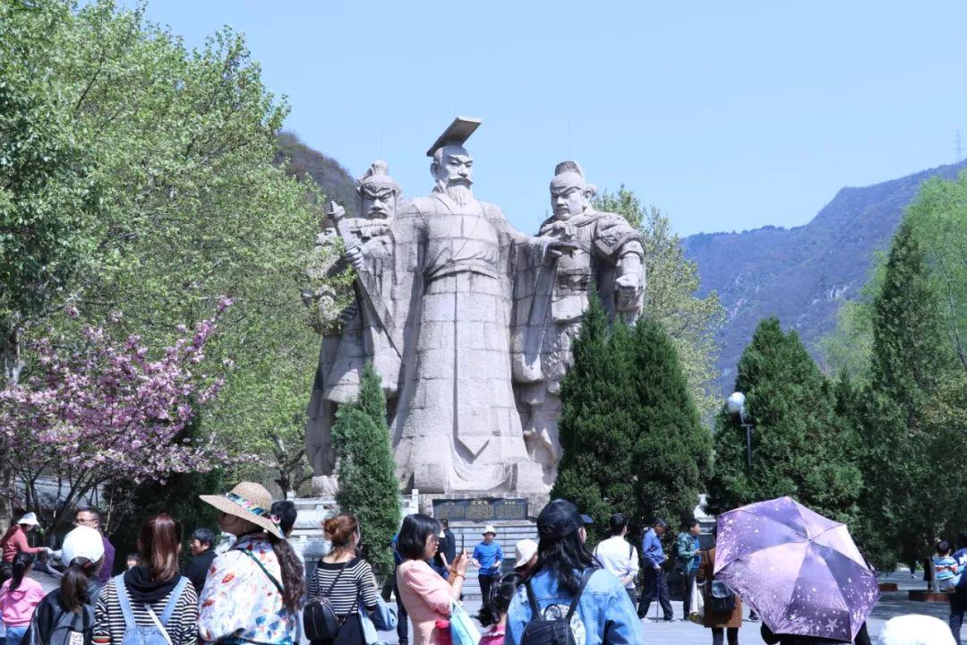 一条狗两边跑打一生肖，友爱作答落实解释