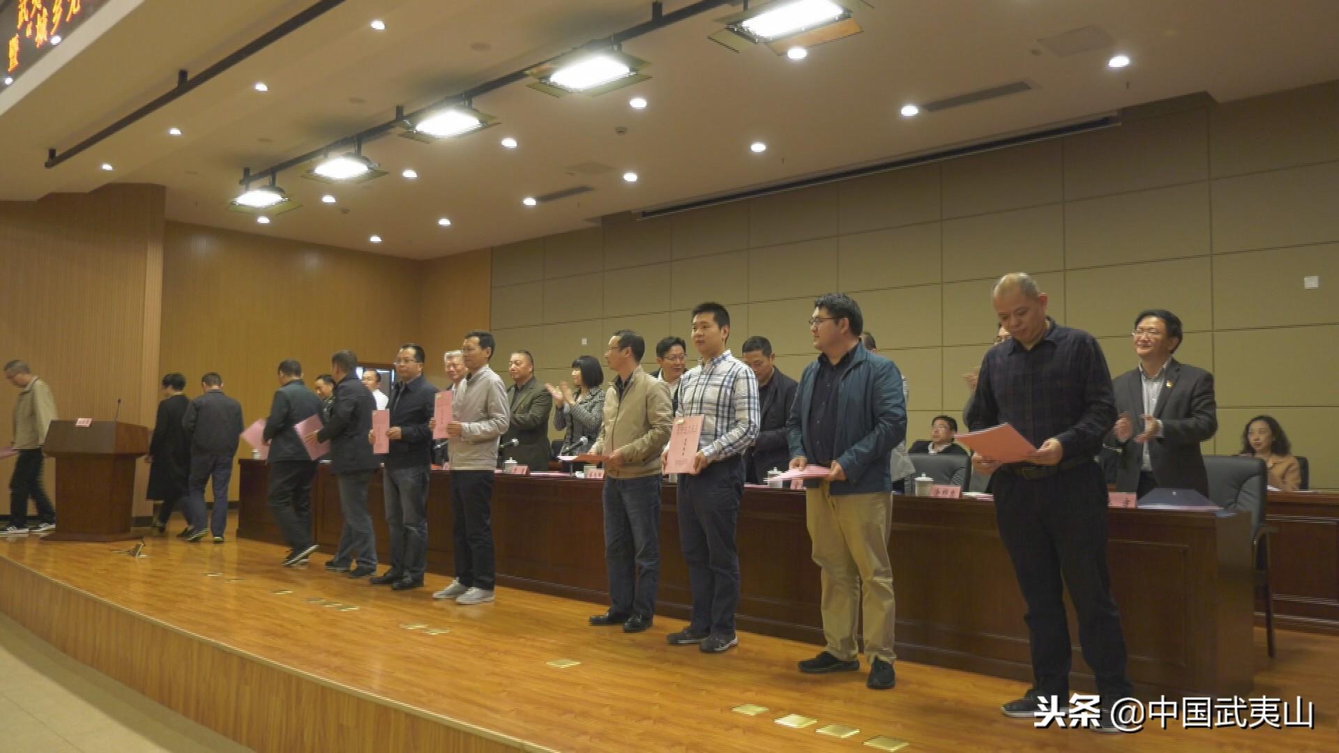 红口白牙打一动物，相信作答落实解释