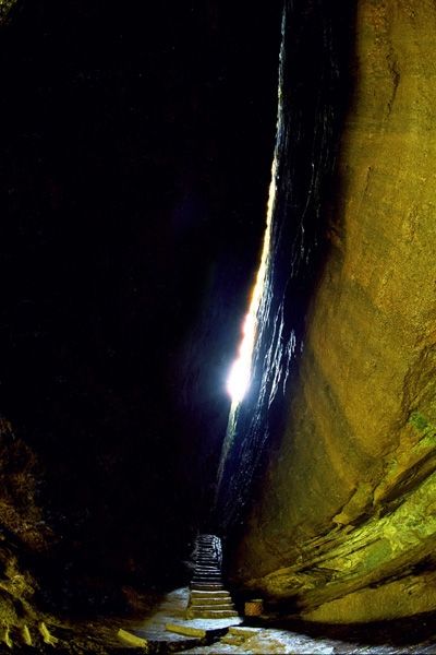 探秘五座山谷一线天背后的生肖奥秘