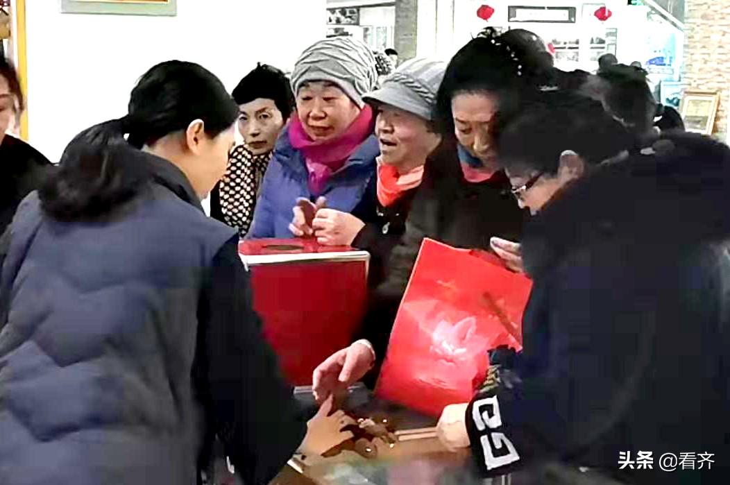 谜题揭秘，人山人海与生肖的奇妙联系