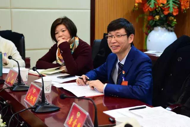 飞蛾扑火，揭示团结的力量与行动的落实