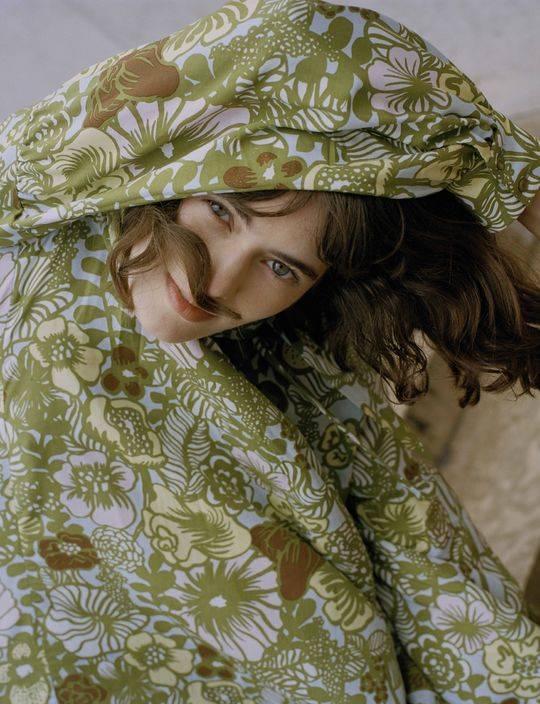 草长莺飞话生肖，探寻那抹春意盎然的神秘色彩