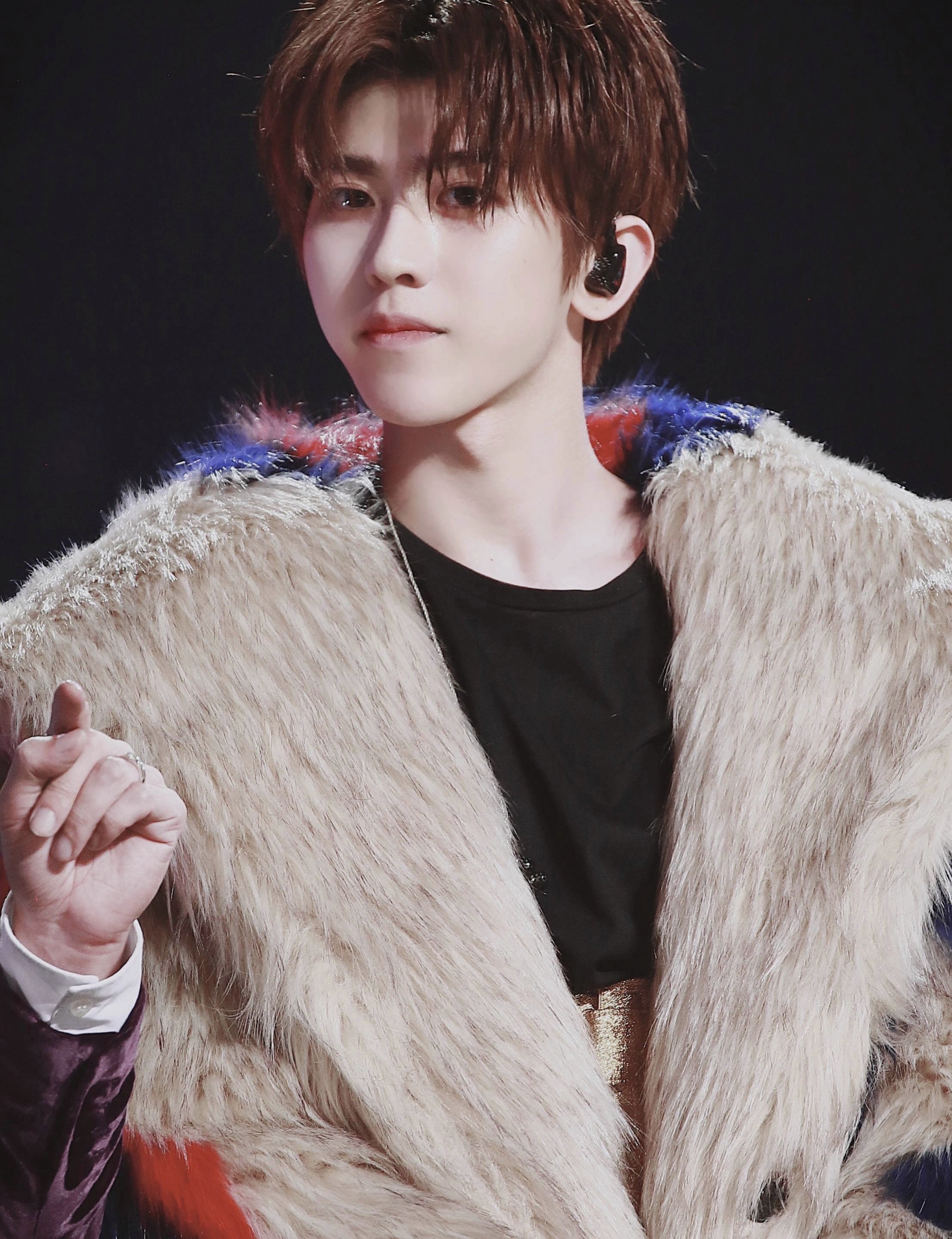 蔡徐坤的生肖与团结、解释、落实的青春力量