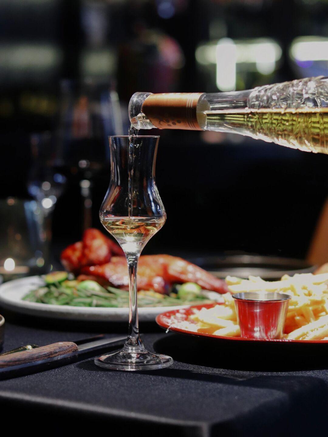 美酒佳肴打一正确生肖，谜底即将揭晓