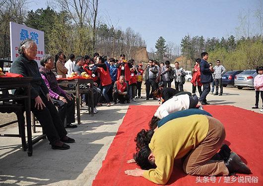 探秘三跪九叩背后的生肖寓意，和谐共舞的智慧