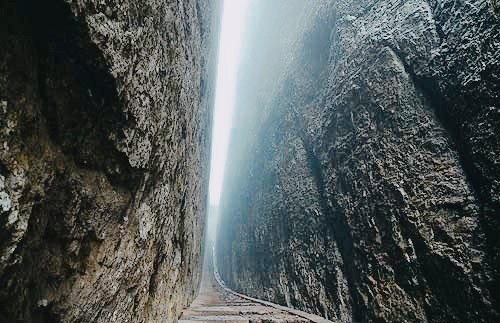 探秘五座山谷一线天背后的生肖奥秘