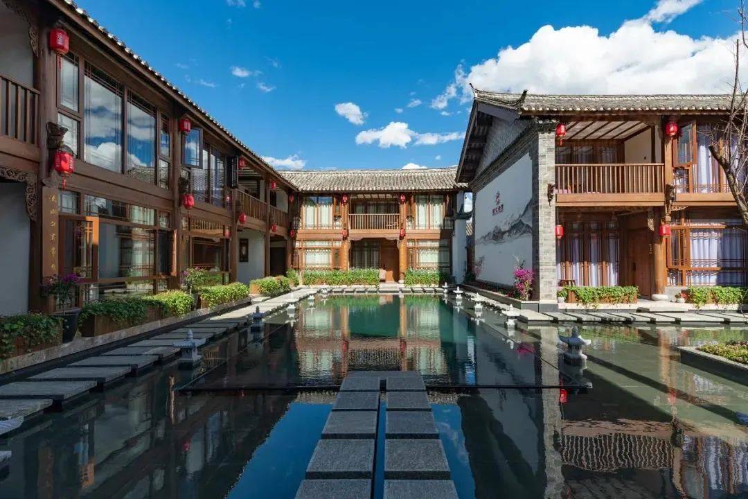 东方初露，日出与鹤的寓言故事