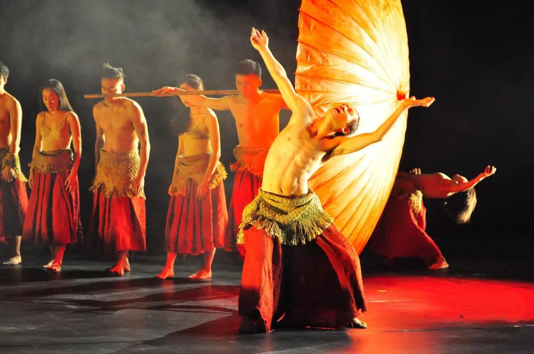 月圆之夜，半夜三更的生肖之舞—和谐共舞的奥秘