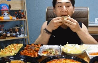 狼吞虎咽，揭秘生肖中的大胃王—猪