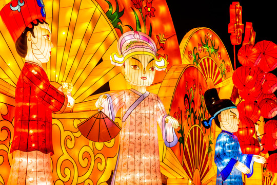 谜语探秘，花灯戏身五然到，猜一动物